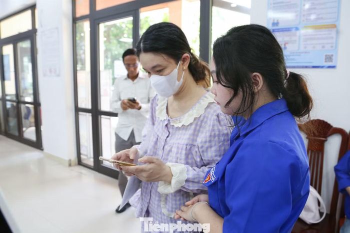  Có người chỉ mất vài phút để hoàn tất thao tác, nhưng cũng có những người lớn tuổi lúng túng với chiếc điện thoại thông minh trên tay và hàng loạt biểu tượng trên màn hình. Khi ấy, các bạn sinh viên trở thành những trợ lý số hướng dẫn người dân từng bước, từ cách mở ứng dụng, đăng nhập tài khoản VNeIDđến thực hiện các thủ tục trực tuyến. 