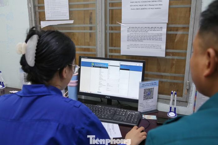  Theo anh Đỗ Đinh Dân - Phó Chủ tịch Hội Sinh viên Trường ĐH Sư phạm - ĐH Đà Nẵng, từ yêu cầu thực tiễn của các phường, Đoàn trường – Hội Sinh viên đã quyết định triển khai đội hình tình nguyện này. “Bên cạnh việc hỗ trợ cán bộ, công chức, viên chức giảm tải áp lực khi giải quyết các dịch vụ công, các tình nguyện viên cũng mong muốn góp sức trẻ để hỗ trợ người dân hoàn thành thủ tục hành chính nhanh và hiệu quả, giúp họ tự tin hơn khi sử dụng các công cụ số trong cuộc sống, lan tỏa tinh thần của phong trào Bình dân học vụ số”, anh Dân nói. 