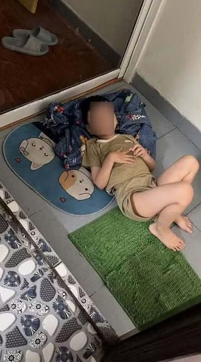Hình ảnh đau lòng bé K. trong giờ ngủ trưa.