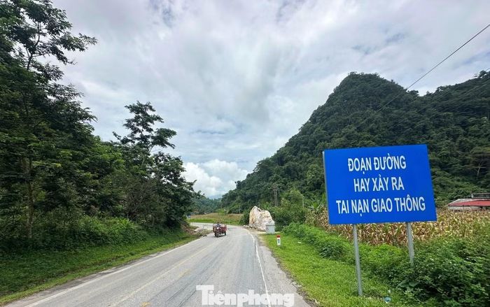 Biển cảnh báo Đoạn đường hay xảy ra tai nạn giao thông đặt ngay trước khu vực xảy ra sự cố, phản ánh mức độ rủi ro trên tuyến QL4A.