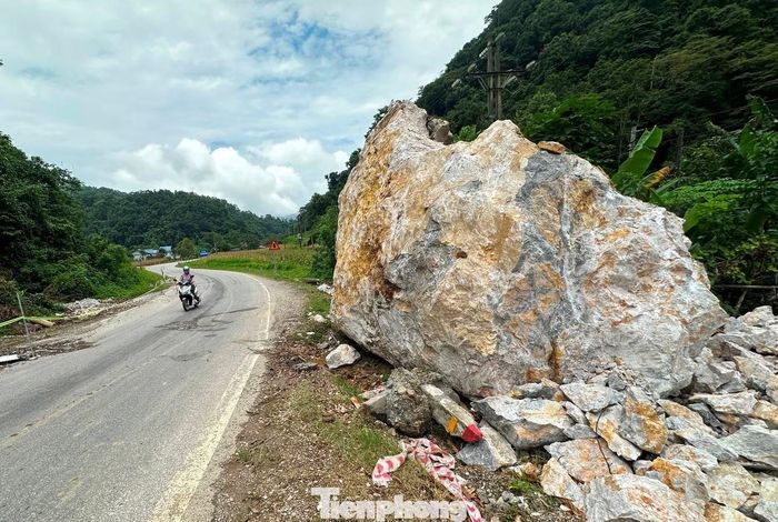 Khối đá ban đầu lăn và nằm sát đường xe chạy, để đảm bảo an toàn cho các phương tiện lưu thông Cục Đường bộ Việt Nam đã chỉ đạo các đơn vị quản lý đường bộ tại Cao Bằng trước mắt dùng máy cẩu và máy khoan cắt, cắt đi các phân mỏm đá nhô ra đường.
