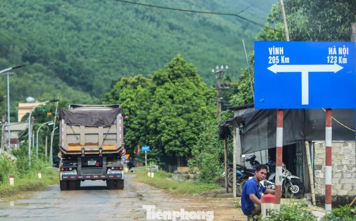 "Đơn vị từng cho ý kiến về việc phương tiện vận tải khi di chuyển qua tuyến đường 518B và các cây cầu trên tuyến phải đảm bảo trọng tải quy định. Hiện, đội CSGT số 3 đang tiếp tục rà soát, kiểm tra và xử lý nghiêm các phương tiện vi phạm", Thượng tá Lê Văn Cường - Đội trưởng Đội CSGT số 3 – Phòng CSGT Công an tỉnh Thanh Hóa thông tin với phóng viên Báo Tiền Phong.