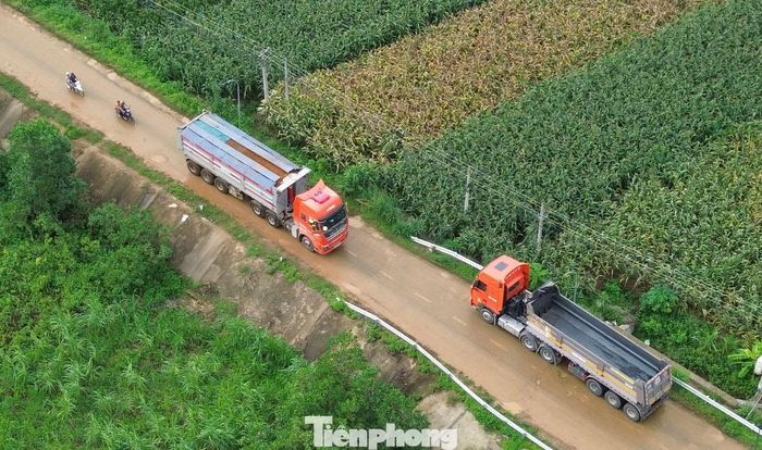 Thời gian gần đây, người dân sinh sống dọc tuyến tỉnh lộ 518B, đoạn qua các xã Cẩm Thủy và Cẩm Vân (tỉnh Thanh Hóa), phản ánh tình trạng nhiều xe đầu kéo chở đất lưu thông liên tục trên tuyến, gây áp lực lên hạ tầng giao thông và tiềm ẩn nguy cơ mất an toàn.