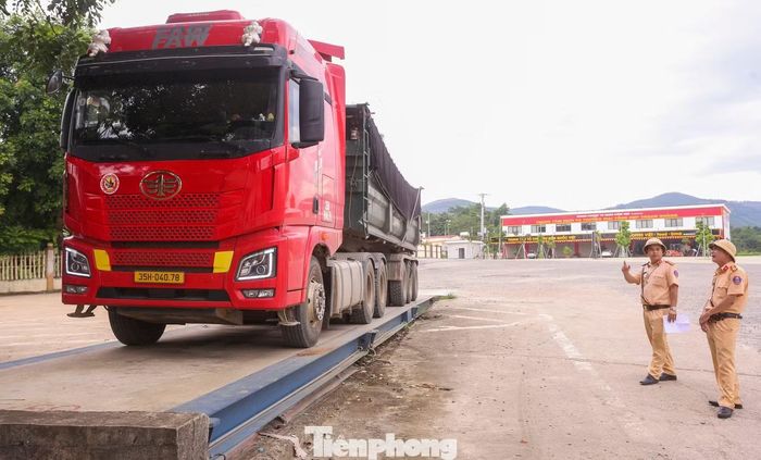 Theo Đội CSGT số 3, quá trình kiểm tra, lực lượng chức năng đã phát hiện một xe đầu kéo chở đất có tổng trọng lượng hơn 60 tấn, cao gần 5 lần tải trọng cho phép của cầu Làng Mùn. Tài xế và chủ phương tiện đã bị lập biên bản xử phạt vi phạm hành chính vì quá tải trọng với tổng số tiền hơn 50 triệu đồng.