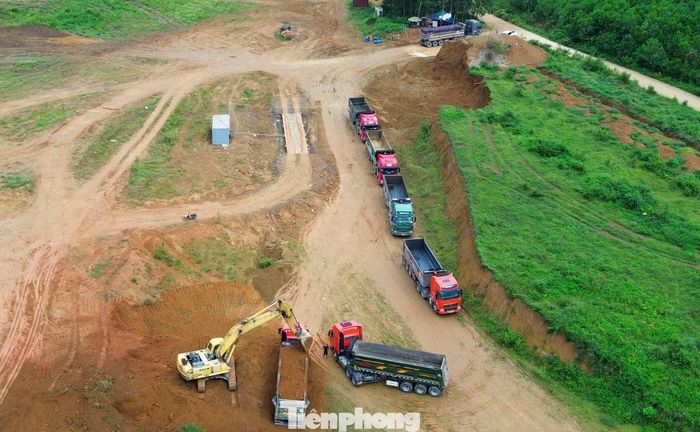 Liên quan đến vụ việc, bà Bùi Thị Tịnh, Phó Trưởng phòng Kinh tế - Hạ tầng xã Cẩm Thủy, cho biết các phương tiện đang phục vụ một dự án đầu tư hạ tầng cụm công nghiệp trên địa bàn. Trong quá trình triển khai dự án, doanh nghiệp được tận thu đất, đá để vận chuyển ra ngoài và đã cam kết thực hiện các biện pháp bảo đảm vệ sinh môi trường. Tuy nhiên, địa phương chưa nhận được báo cáo cụ thể về phương án vận chuyển cũng như tải trọng phương tiện nên không có cơ sở cung cấp thông tin chi tiết.