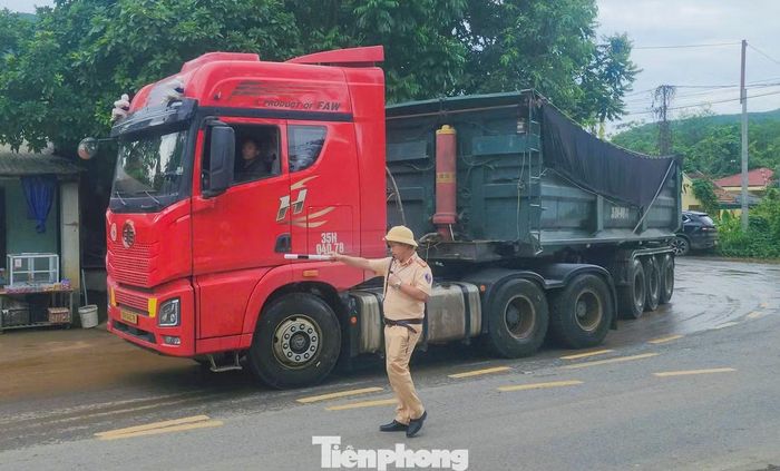 Sau khi tiếp nhận phản ánh, Đội CSGT số 3, Phòng CSGT Công an tỉnh Thanh Hóa đã kiểm tra các phương tiện hoạt động trên tuyến. Tuy nhiên, theo ghi nhận, khi lực lượng cảnh sát rời đi, loạt xe đầu kéo lại nườm nượp chở đất băng qua cầu Làng Mùn.
