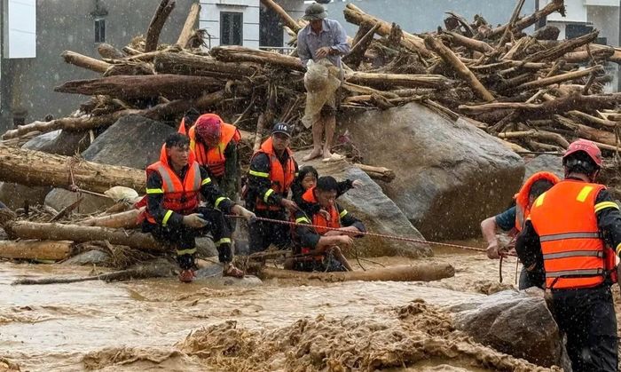 Công an tỉnh Lai Châu vượt nguy hiểm giải cứu nạn nhân bị mắc kẹt do mưa lũ