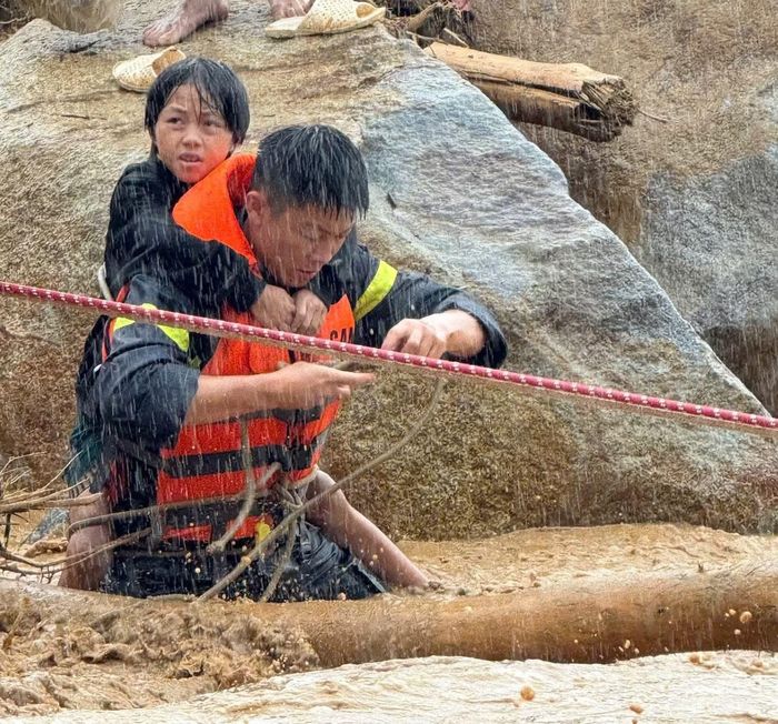 Lực lượng Công an giải cứu người dân trong điều kiện thời tiết khó khăn và nguy hiểm
