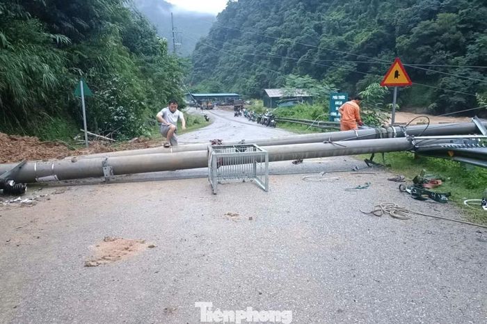 Quốc lộ 32 từ xã Khao Mang đi Lai Châu phải cấm lưu thông do sạt lở nhiều điểm.