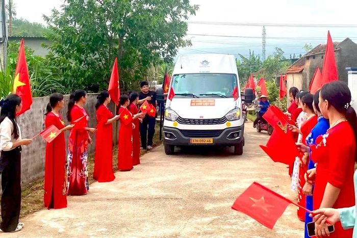 Người dân, người thân chờ đón hài cốt liệt sĩ Nguyễn Công Thịnh trở về sau 52 năm hy sinh.