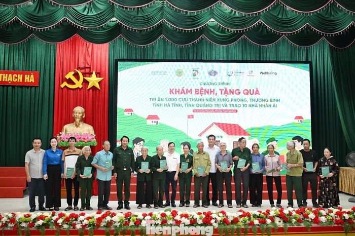 Ban tổ chức chương trình trao quà hỗ trợ cựu thanh niên xung phong, thương binh.