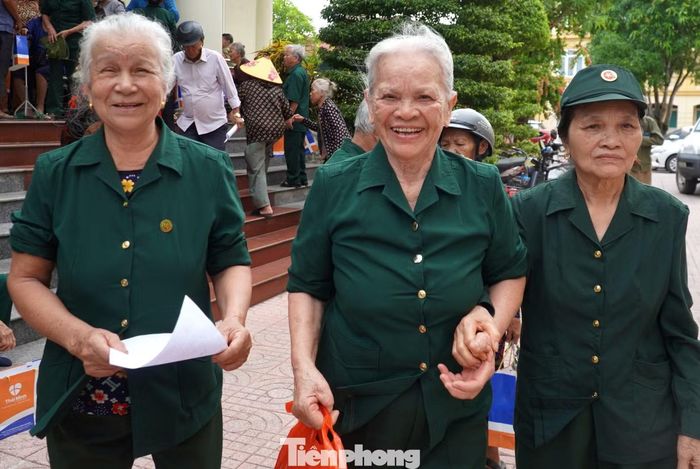 Bà Nguyễn Thị Thường (giữa) và bà Nguyễn Thị Hòa (bìa phải) trong cuộc hội ngộ cùng đồng đội nhân dịp tri ân tháng Bảy tại Hà Tĩnh.