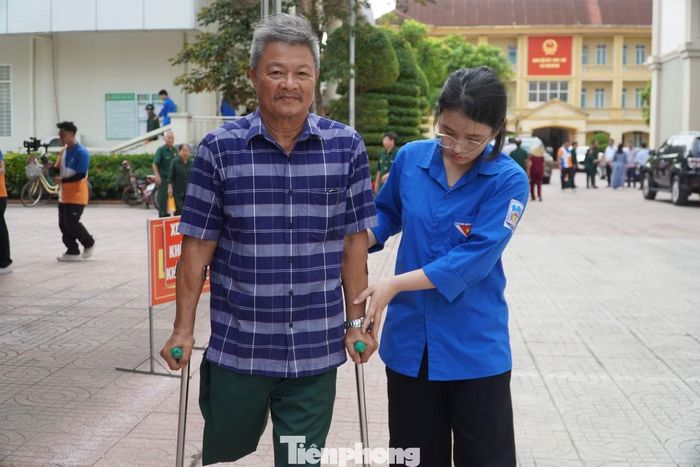 Thương binh Nguyễn Bá Xuân với đôi nạng gắn bó hơn 40 năm kể từ ngày trở về sau chiến tranh.