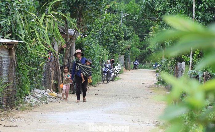 Đường giao thông trong khu TĐC Mang Póc được đầu tư khang trang, phục vụ nhu cầu đi lại của người dân.
