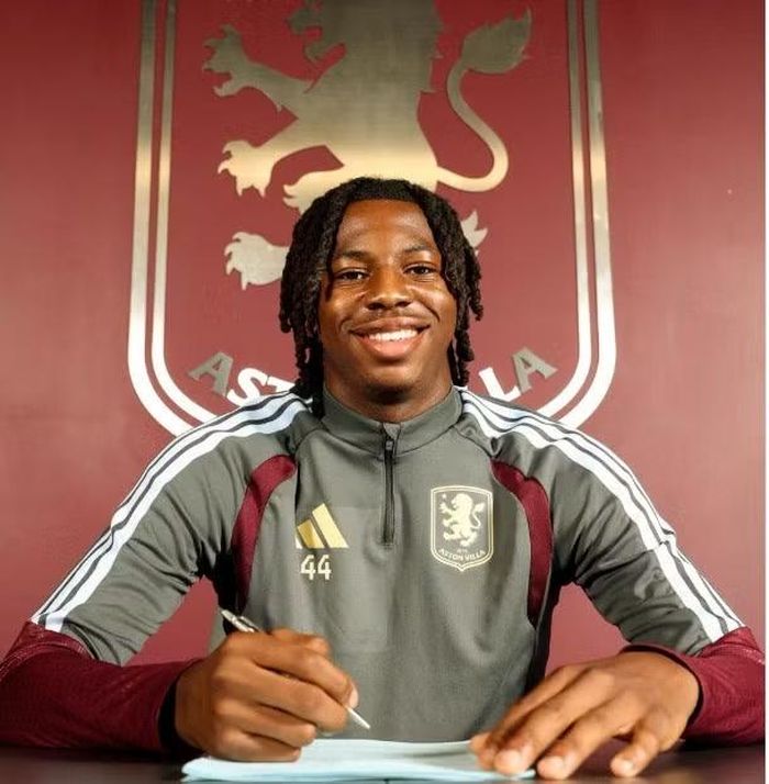 Bản hợp đồng kỷ lục Johan Manzambi đã ra mắt Aston Villa.