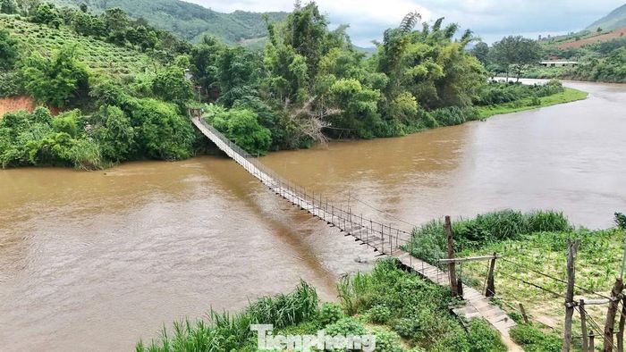 Cầu treo thôn Kon Vi Vàng bắc qua sông Đăk Snghé hiện đã xuống cấp nghiêm trọng.