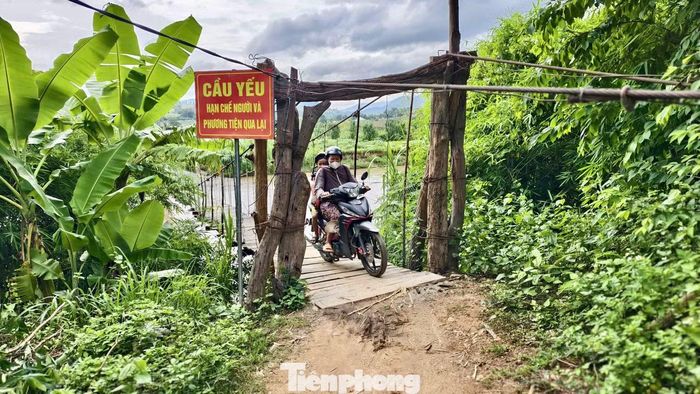 Cầu treo xuống cấp, buộc chính quyền địa phương phải đặc những biển báo hạn chế người và phương tiện qua lại.