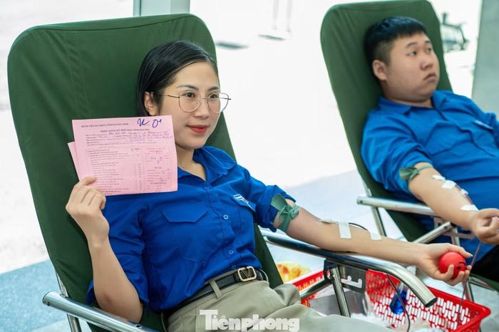 Bạn Phạm Ngọc Anh, đoàn viên Khu bạch Đằng 4, phường Hồng Gai cho biết đã nhiều lần tham gia hiến máu tình nguyên. “Mỗi giọt máu được hiến tặng là một nghĩa cử cao đẹp, góp phần mang lại sự sống, niềm tin và hy vọng cho người bệnh”, Ngọc Anh chia sẻ.
