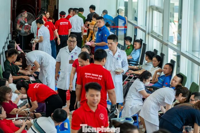 Theo đại diện BTC, trong ngày phát động Hành trình đỏ tại Quảng Ninh có hơn 1.000 người đến đăng ký tham gia hiến máu.