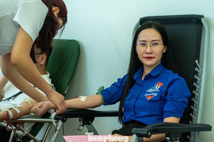 Chị Vũ Thị Thùy Linh - Bí thư Đoàn TNCS Hồ Chí Minh UBND tỉnh Quảng Ninh tham gia hiến máu.