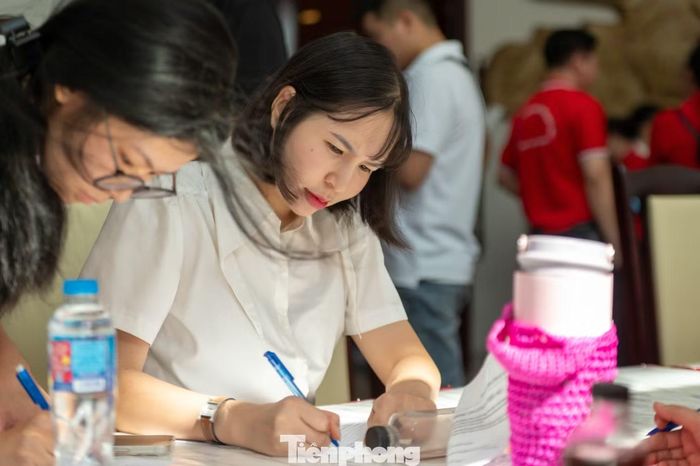 Chị Lê Thị Thắm - Giáo viên Trường TH-THCS-THPT Lê Thánh Tông, phường Hạ Long cho biết, nhận được thông tin tỉnh Quảng Ninh tổ chức ngày hội hiến máu nên chị cùng đồng nghiệp và bạn bè đến đăng ký hiến máu. "Đây là hành động nghĩa cử rất đẹp thể hiện trách nhiệm của cộng đồng, mỗi giọt máu được hiến sẽ giúp những người bệnh tiếp thêm hy vọng để sớm vượt qua được bệnh tật", chị Thắm chia sẻ.