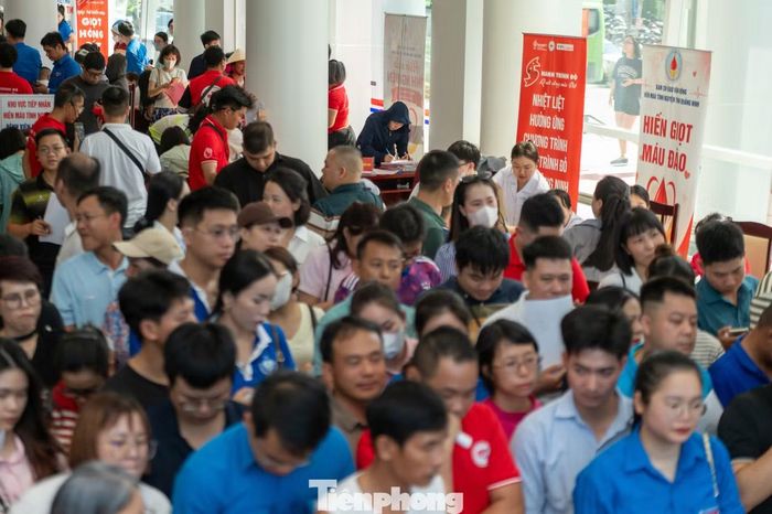 Ngày 18/7, người dân đất mỏ Quảng Ninh đến tham dự Ngày hội hiến máu tình nguyện "Giọt hồng đất mỏ". Đây là hoạt động nằm trong chương trình Hành trình đỏ do Hội chữ thập đỏ phối hợp cùng Ban chỉ đạo vận động hiến máu tình nguyện tỉnh Quảng Ninh tổ chức.