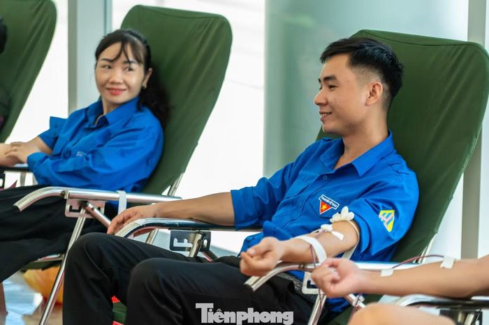Lực lượng đoàn viên, thanh niên Quảng Ninh tham gia hiến máu.