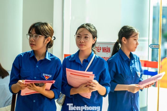 Ngay từ rất sớm, nhiều bạn đoàn viên, thanh niên thuộc Tỉnh Đoàn Quảng Ninh có mặt tham gia điều phối hướng dẫn người dân.
