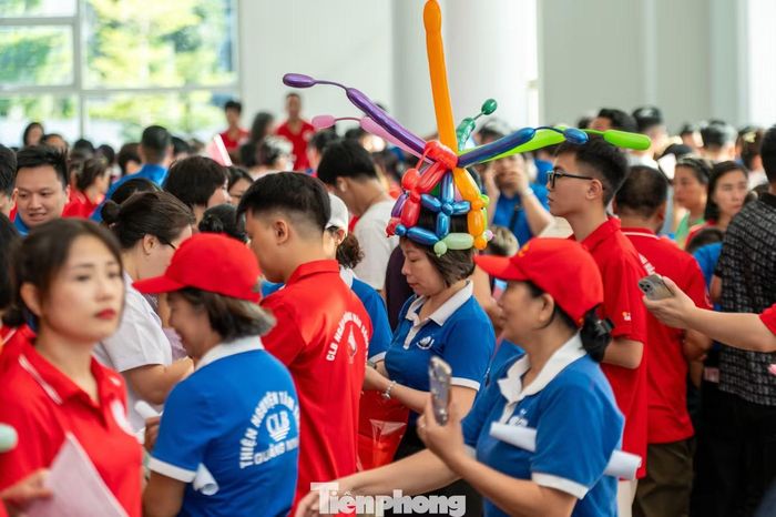 Ghi nhận của PV Báo Tiền Phong, ngay buổi sáng, đã có đông đảo cán bộ, đoàn viên, thanh niên, người lao động và nhân dân Quảng Ninh xếp hàng sẵn sàng sẻ chia giọt máu đào vì người bệnh.