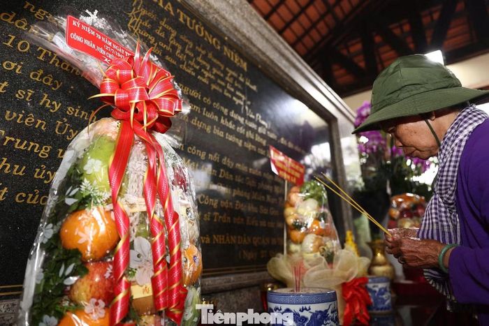 Bà Nguyễn Thị Lệ thắp nén nhang nhà bia tưởng niệm các Anh hùng liệt sĩ tại công viên Lê Thị Riêng. Ảnh: Nguyễn Tiến.