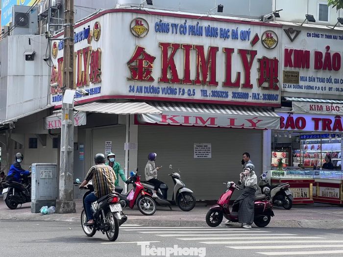 Dù đã đóng cửa gần cả tuần nay, nhưng mỗi ngày đều có khá đông khách tìm đến bán vàng, kim cương.