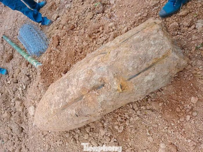 Quả bom nặng 350 kg còn nguyên kíp.