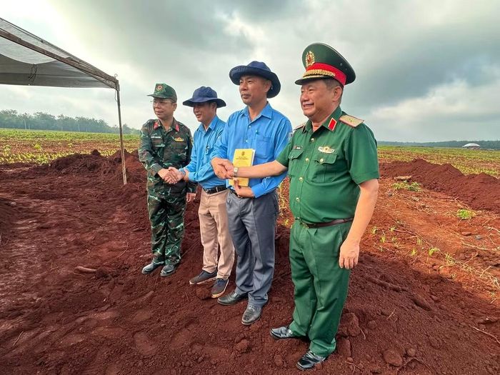 Thiếu tướng Trần Chí Tâm - Phó Chính ủy Quân khu 7 động viên đội K72 tại xã Minh Đức. Ảnh: CHQS Đồng Nai.