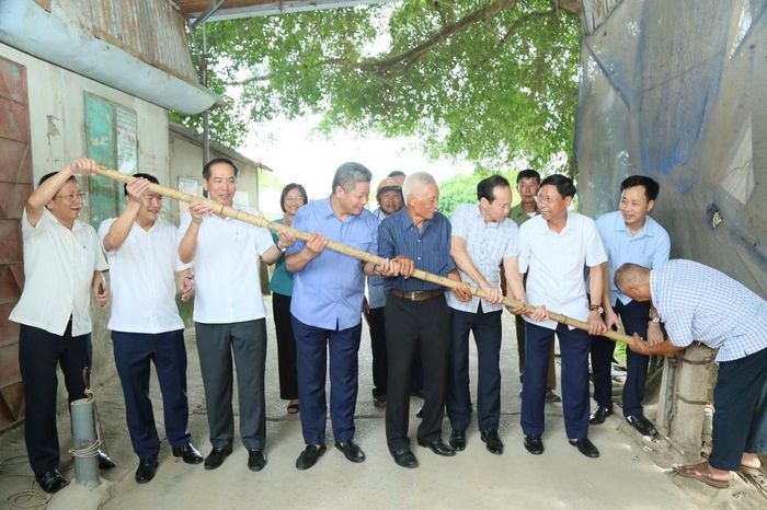 Chủ tịch UBND tỉnh Hưng Yên cùng các lãnh đạo sở ngành tại cầu Đún. Ảnh: Tấn Đạt.