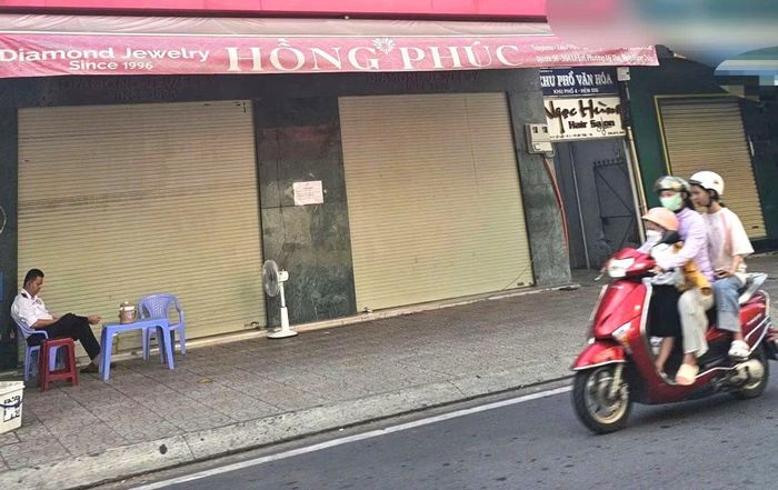 Sáng 18/7, tiệm vàng Hồng Phúc vẫn đóng cửa, chỉ duy trì bảo vệ trực.