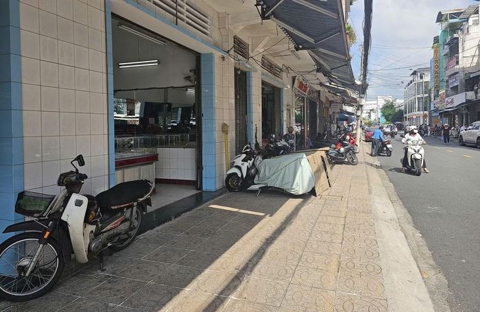 "Phố vàng" Lê Văn Duyệt - nơi có nhiều tiệm vàng ở Mỹ Tho vắng vẻ, không còn cảnh xếp hàng chờ đến lượt giao dịch như 2 ngày trước. Ảnh: Chúc Trí.
