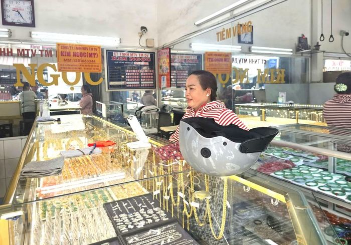Lác đác vài khách vào mua vàng tại tiệm Kim Ngọc trên đường Lê Văn Duyệt sáng 18/7.