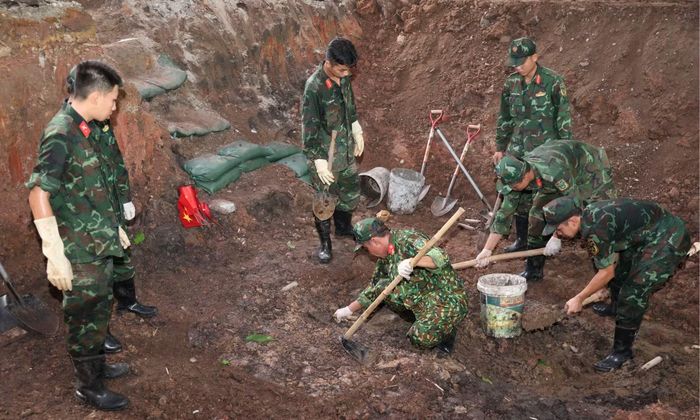 Đội tìm kiếm, quy tập hài cốt liệt sĩ thực hiện nhiệm vụ tại Công viên Lê Thị Riêng. Ảnh: Ngô Tùng