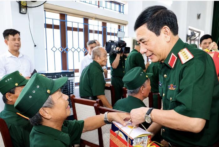 Đại tướng Phan Văn Giang tri ân thương, bệnh binh tại Ninh Bình. Ảnh: Minh Quang.