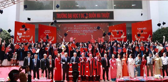 Lễ tốt nghiệp và trao bằng Bác sĩ, Dược sĩ, Cử nhân Điều dưỡng và Cử nhân Y tế công cộng đợt 2 năm 2026.