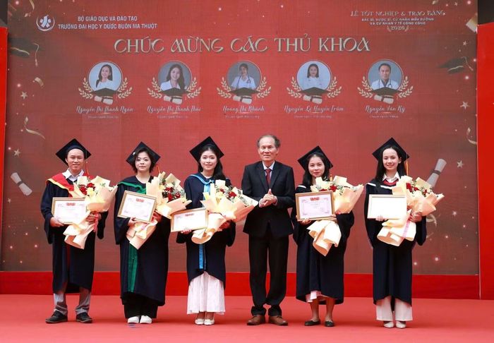 GS.TS.BSCC Cao Tiến Đức, Hiệu trưởng Trường Đại học Y Dược Buôn Ma Thuột, trao giấy khen chúc mừng Thủ khoa
