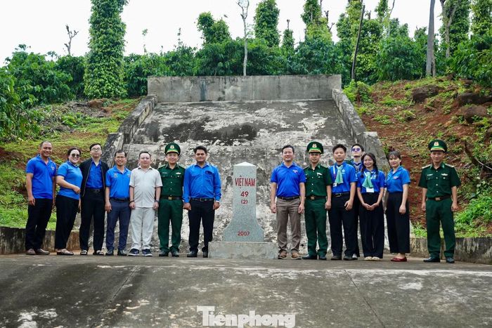 Đoàn Thanh niên tổ chức hành trình về nguồn và thăm cột mốc biên giới số 49 Việt Nam - Campuchia.