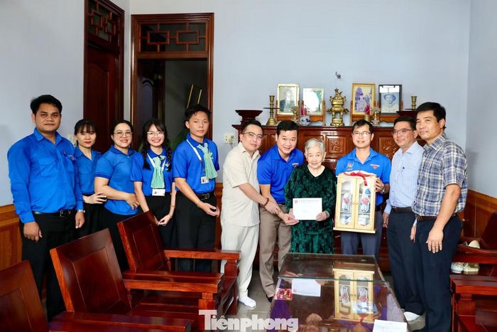 Đoàn công tác đã tới thăm, tặng quà Mẹ Việt Nam anh hùng Nguyễn Thị Xuân, thôn Đắk Xuân.