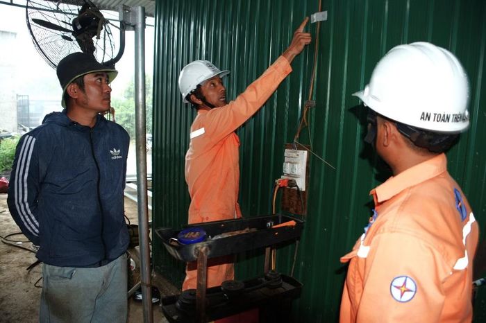 Nhân viên Điện lực Cư Jút hướng dẫn người dân sử dụng điện an toàn (Ảnh: Đại Dương)
