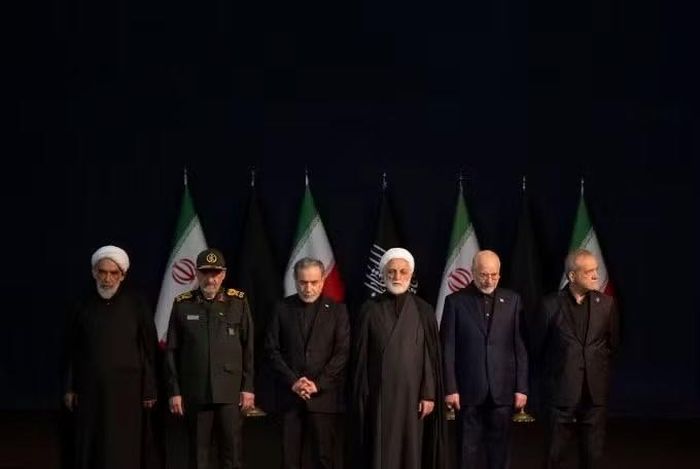 Các quan chức cấp cao Iran dự buổi lễ tại Tehran ngày 3/7. (Ảnh: Getty)