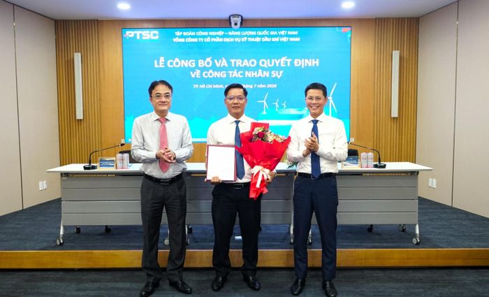 Đồng chí Phan Thanh Tùng và đồng chí Trần Hồ Bắc đã trao quyết định, chúc mừng đồng chí Nguyễn Đức Thiện.
