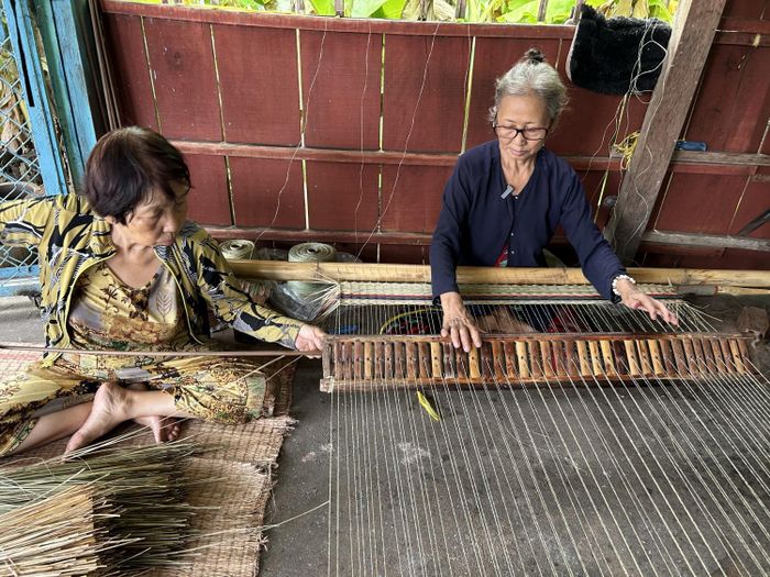 Những thợ dệt chiếu thủ công hiếm hôi còn lại ở làng chiếu Định Yên.