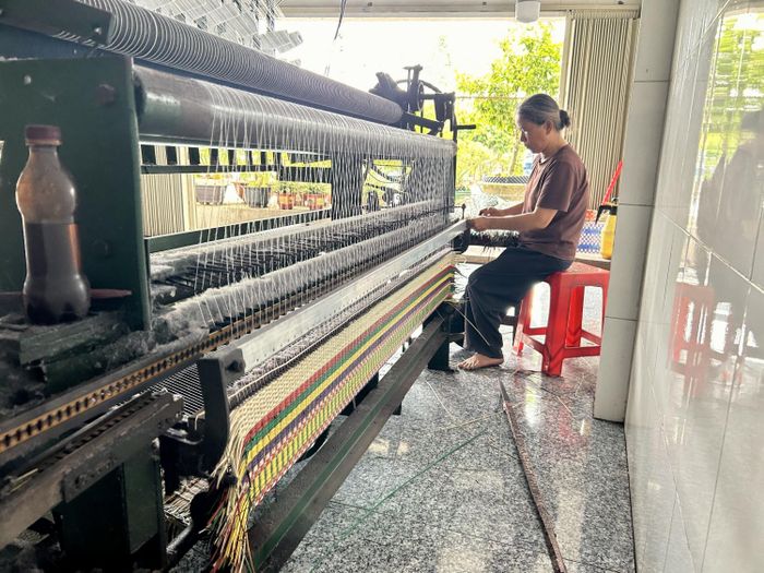 Ngày nay đa số các hộ dân đã chuyển sang dệt máy, cho năng suất cao hơn.