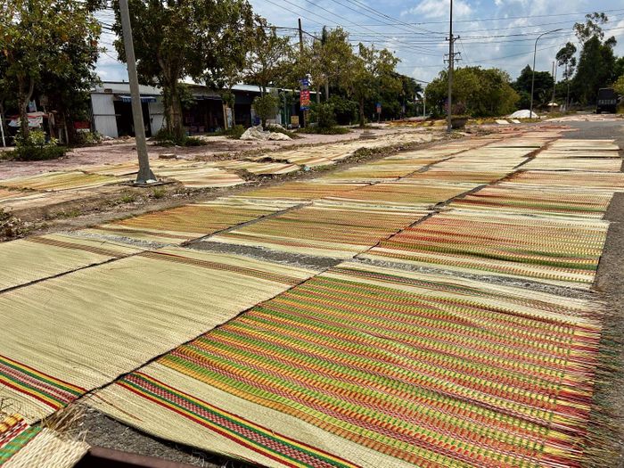Không chỉ phục vụ trong nước, chiếu Định Yên còn được xuất khẩu sang các thị trường như Campuchia, Thái Lan, Hàn Quốc, giúp nâng cao đời sống của bà con.