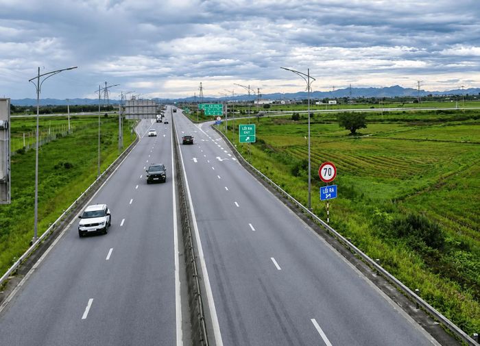 Nhiều tài xế chưa trang bị thiết bị cảnh báo sự cố.